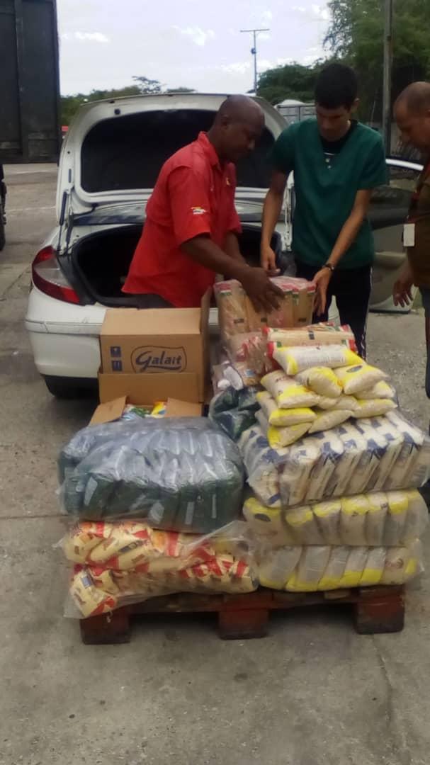 MercalOficial's tweet photo. Cumpliendo con la  
#AtenciónSocialParaElPueblo @MercalOficial despachó la 1era quincena de junio a través de @Mercal_Carabobo 52,156 TM de alimentos para atender Programas Especiales del Gobierno Nacional: PAE, INN, INASS, CDI, Refugios, Niño Simón y Casas de Alimentación https://t.co/PGQ0ohTLZX