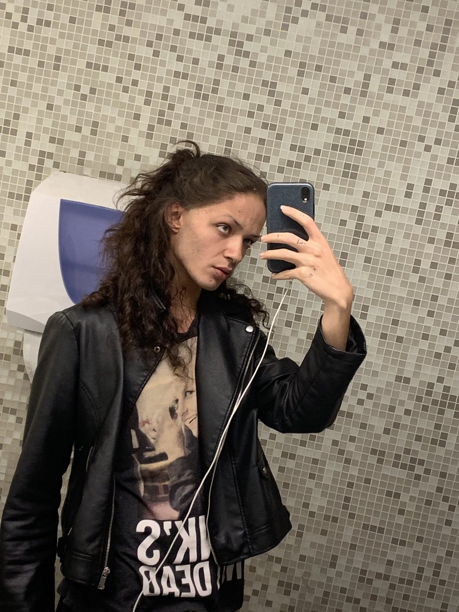 StefaniDuvet's tweet image. 21:09 #OutOfDrag