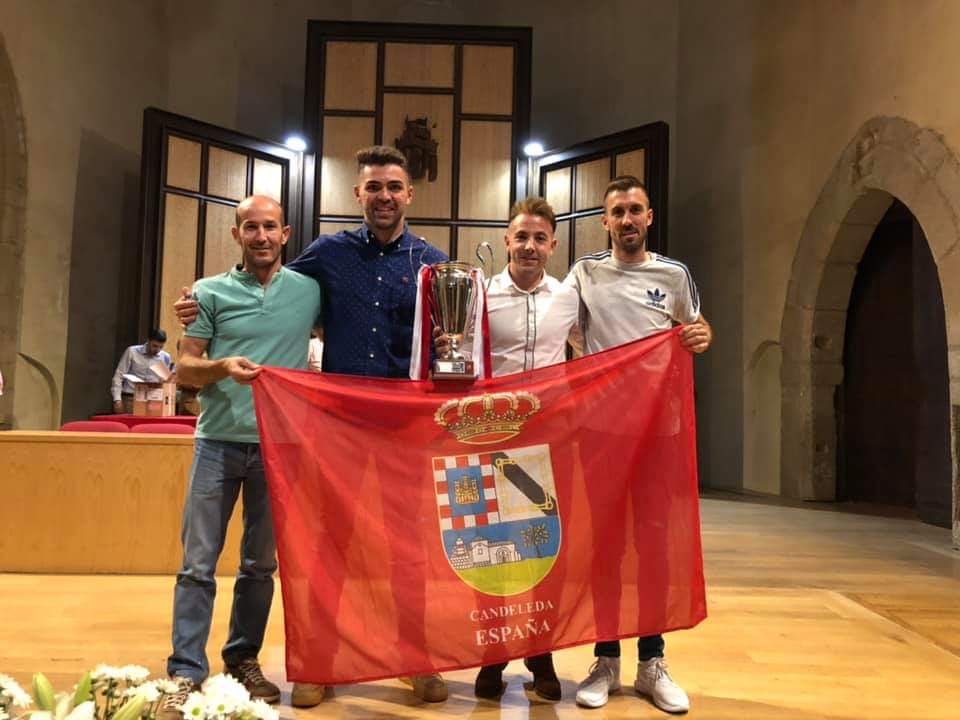 La <a href="/futbolDFavila/">Delegación Fútbol</a> nos acaba de entregar el trofeo de la Liga Provincial conseguida esta temporada. Estamos muy contentos y orgullosos de compartirlo con todos vosotros y vosotras. Vamos a seguir trabajando para alcanzar más éxitos. 

🏆🥇⚪🔵💪