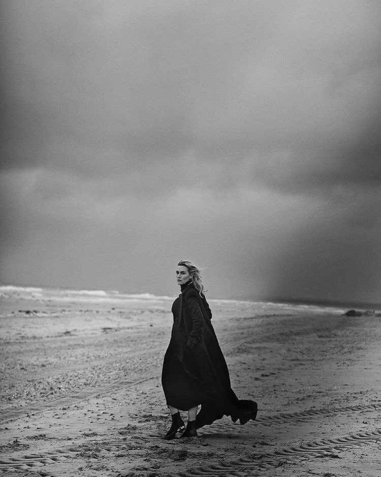 Si cancellano tutte le strade
sotto il mio passo di sabbia
quando offro il viso al vento
e prego che lo faccia suo 

__✒️ #MargheritaGuidacci 

#PetaliDiPoesia ______BN ♡

Kate Winslet
by 📷 #PeterLindbergh
#photography
