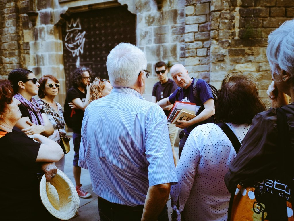 DiaOrwell's tweet photo. .@Civil_War_Spain i @ricard_martinez, en acció avui a les rutes del #DiaOrwell Sense ells, @CatherineH0505 i Fernando Casal, els nostres guies voluntaris, no existiria el #DiaOrwell https://t.co/myRkNJslmn