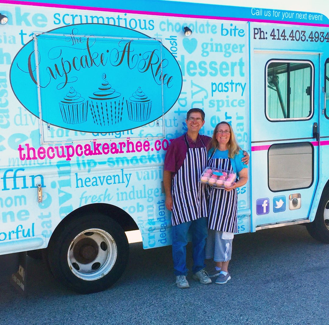 RoamingHunger's tweet photo. Ellen has been cooking since she was too young to reach the stove. She now runs her own food truck with her husband, Bob. When the pair picked a name, @cupcakearhee was obvious as it honors Ellen's late brother, Richard (AKA Rhee). Lean more here:
https://t.co/N2TeaSt06h https://t.co/nZHrYOA4wt