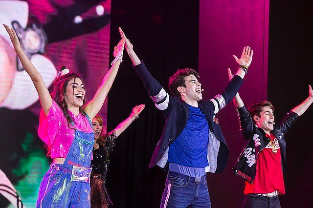 songzuerfan23's tweet photo. estoy tan orgollusa de esto elenco los amos mucho 😍😍😍😍😍😍😍😍😍😍😍😍😍😍😍😍#disneybia #bstage #binuel #disneychannel #laix #laixlife #fundoom #chicos #chicas #isolio #bia2019 #disneybia2019 #bia2019 #disney #TourBia2019 https://t.co/oZZnhFFglQ