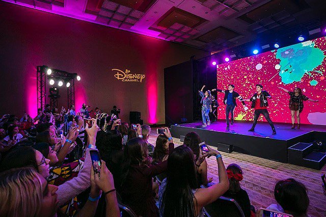 songzuerfan23's tweet photo. estoy tan orgollusa de esto elenco los amos mucho 😍😍😍😍😍😍😍😍😍😍😍😍😍😍😍😍#disneybia #bstage #binuel #disneychannel #laix #laixlife #fundoom #chicos #chicas #isolio #bia2019 #disneybia2019 #bia2019 #disney #TourBia2019 https://t.co/oZZnhFFglQ