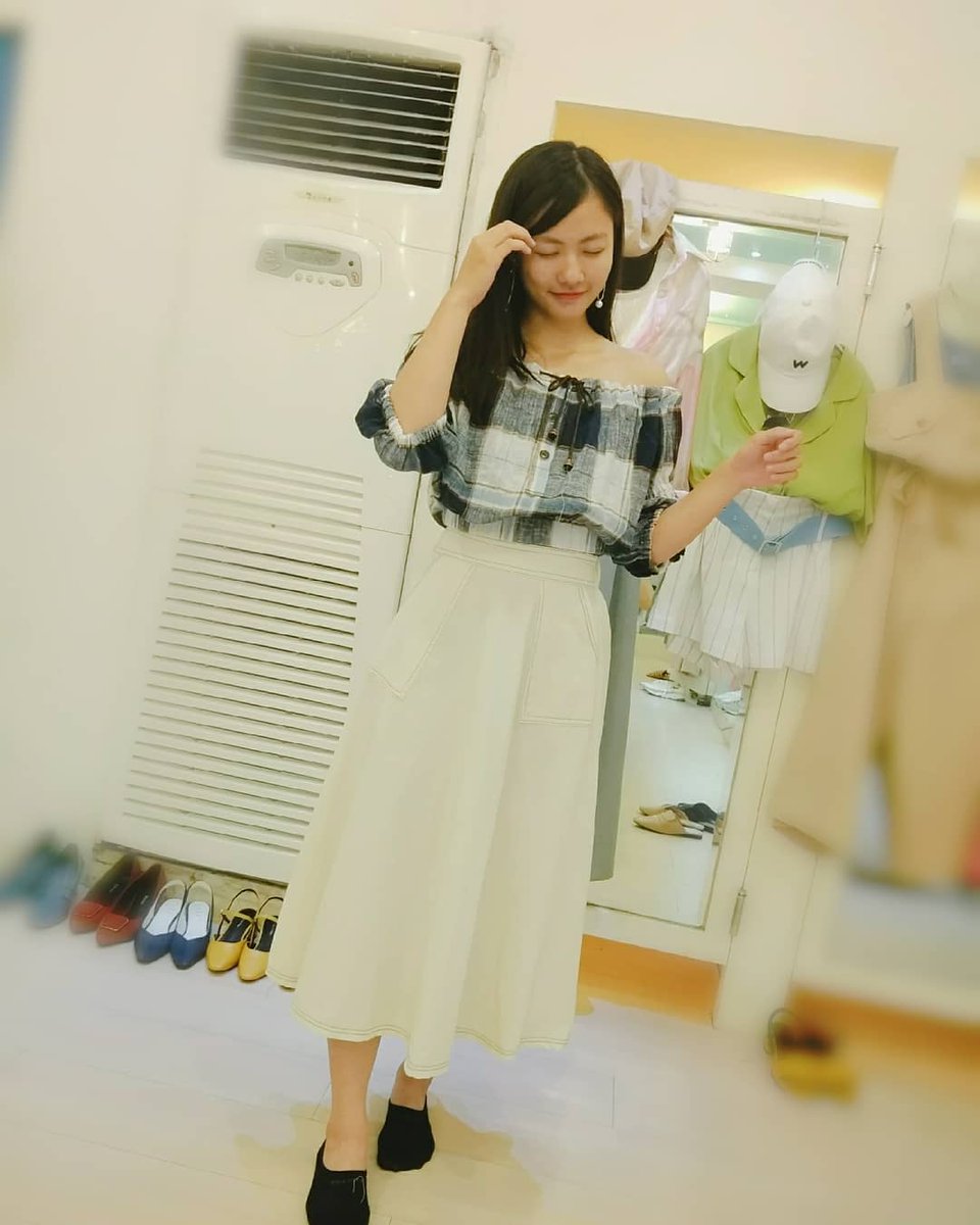 prettystar118's tweet photo. 有時候把自己打扮得美美的(自己講
就會覺得心情變很好
就像姐姐每次都會問我幹嘛戴耳環一樣
因為一戴上就有好心情咩
這樣一想就能體會化妝的���的心情了
/
小時候只覺得輕鬆舒服就好
長大就會開始會在意一些有的沒的
但無論如何呢~開心最重要啦
想做甚麼就去做吧！
不���錯過了時機 可能就再也做不了了 https://t.co/1ZgYtVoQCz