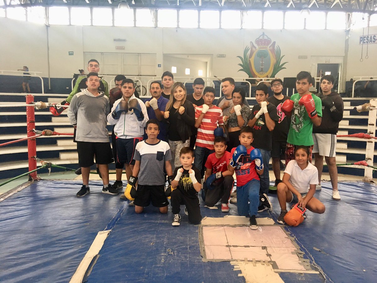 JuarezLiliana01's tweet photo. En compañía de alumnos de #Box del Palacio de los Combates del #IED, felicité al Profr. Angel Lomas por haber obtenido bronce 🥉 para #Durango en #ON2019. Seguiremos trabajando para impulsar el desarrollo de nuestros deportistas que ponen en alto el nombre de #Durango 🥊 https://t.co/IPcsbnXFXR