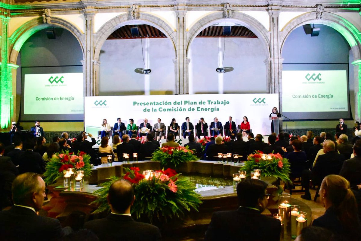 guzmanjp's tweet photo. Con la Sria. de Energía del @GobiernoMX @rocionahle y el Gdor. @alejandromurat, acudimos a la Presentación del Plan de Trabajo de la Comisión de Energía del @cceoficialmx. Oaxaca es líder nacional en generación de energía eólica, impulsar alternativas sustentables es prioritario https://t.co/BmSu6oKPi0