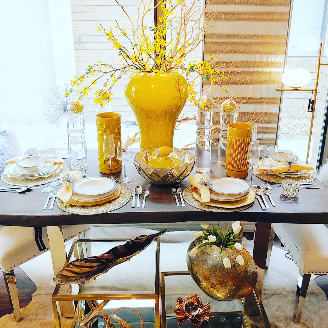 A sunny setting to get you inspired for  summer entertaining.
#summerentertaining #sunnycolours #summertableideas #yellowdecor #yellow #tablescape #homestaging #interiordesign #homedecor #centrepieceideas