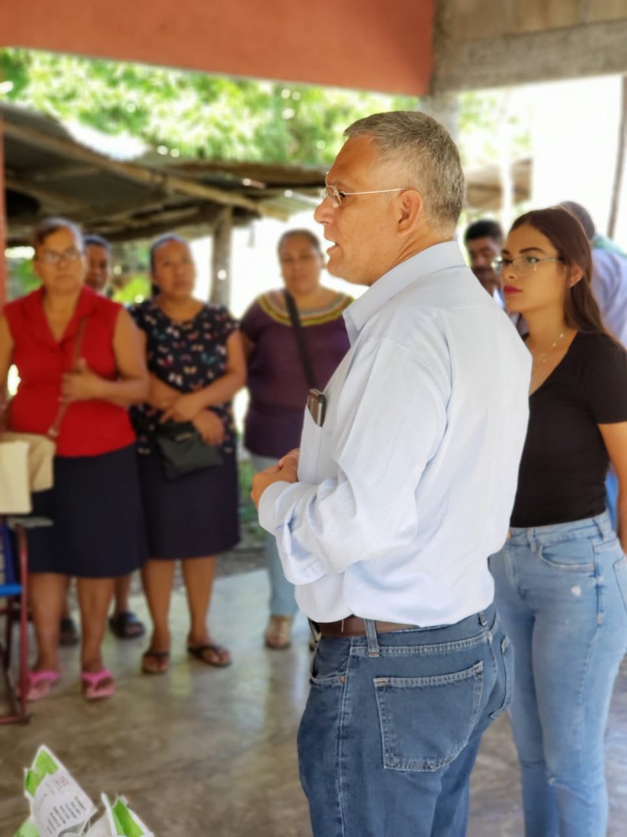 AMacuspana's tweet photo. El alcalde @Roberto_Villalp con el DIF estatal y municipal entregaron proyectos productivos en la Ría. Playas de las Jiménez, que contienen 80kg de granos de ma��z, frijol y fertilizantes en beneficio de 25 familias del proyecto de Asistencia a
Alimentaria de Autoconsumo https://t.co/VtXicHA2DX