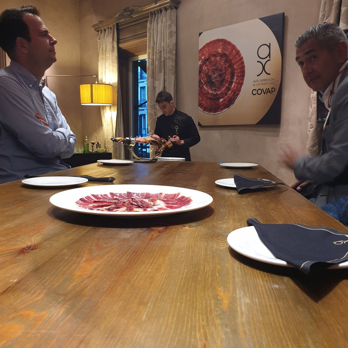 FabyduFit's tweet photo. @IbericosCOVAP #Maridaje: #JamónIbérico + #GinTonic #IbericosCOVAP #AltaExpresion #AXExperience2019 #trazabilidad
Una experiencia increíble https://t.co/PquEdic9Gr