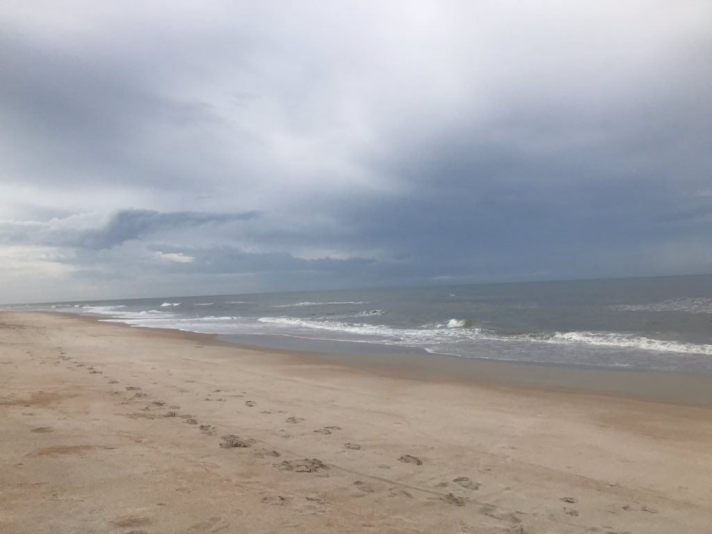 MrLuVCS's tweet photo. I must have hit the lotto! No one to my left, no one to my right! Flops off enjoying paradise! #familyfirst #stayingbalanced @lmlucero1 @MeganLuVCS @Sam_Lu5 https://t.co/Sted8zQfnJ