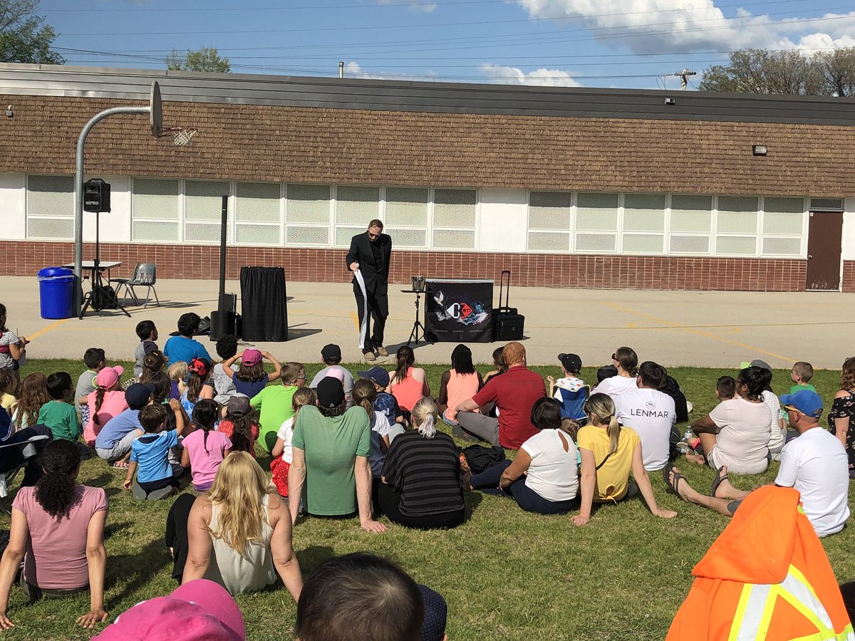 WPGAVGuy's tweet photo. Well, it looks like my strict BBQ hotdog diet continues for another week thanks to @HarrowHawksWSD.  Thanks parent council, great job! It was magical!  #KenSkyMagic @WSD_Libraries #winnipegSD https://t.co/4fqw9UvCt6