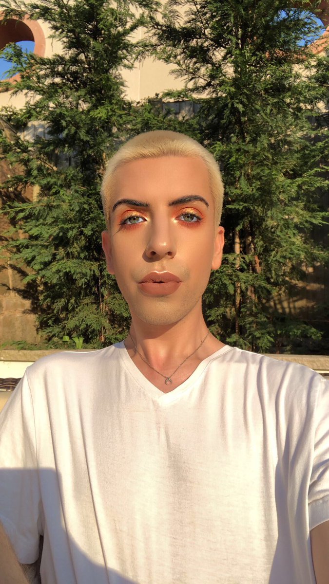 thomaspearson81's tweet photo. @lillyssbaby @hiwabusally We love a golden hour photo shoot https://t.co/a1UDIK62kS