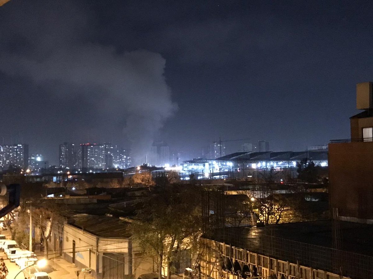 Emanación de humo que deja #incendio en Nicasio Retamales y Obispo Javier Vásquez. (Vía: <a href="/Molinafirescue/">Molina Fire & Rescue</a>)