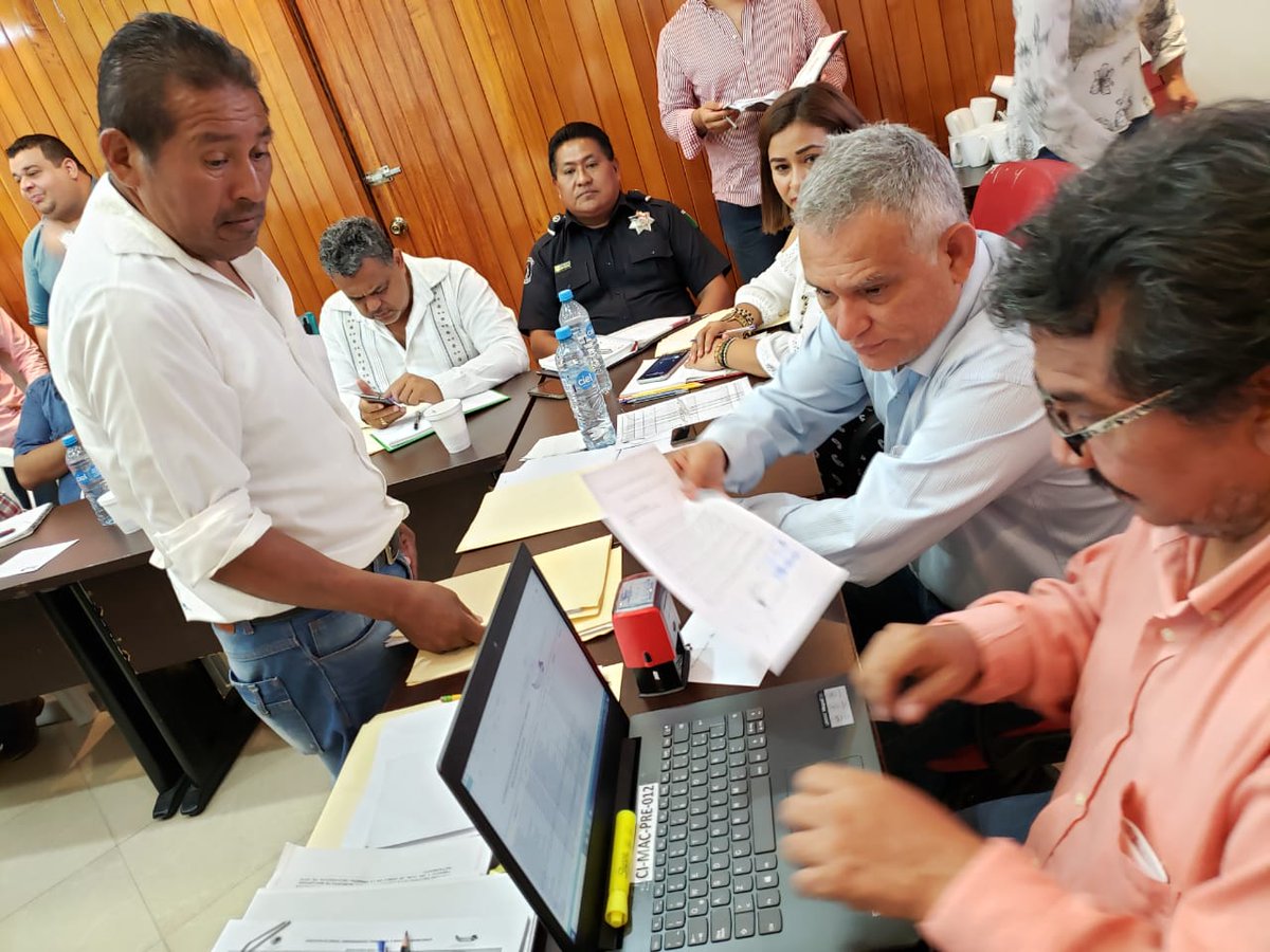 AMacuspana's tweet photo. Intensa jornada de audiencia pública este día en @AMacuspana donde el alcalde @Roberto_Villalp la Secretaria del #Ayuntamiento @MarianaHergar11 y servidores públicos municipales atendieron a cientos de ciudadanos que plantearon diversos temas. https://t.co/5bxtOx2arZ