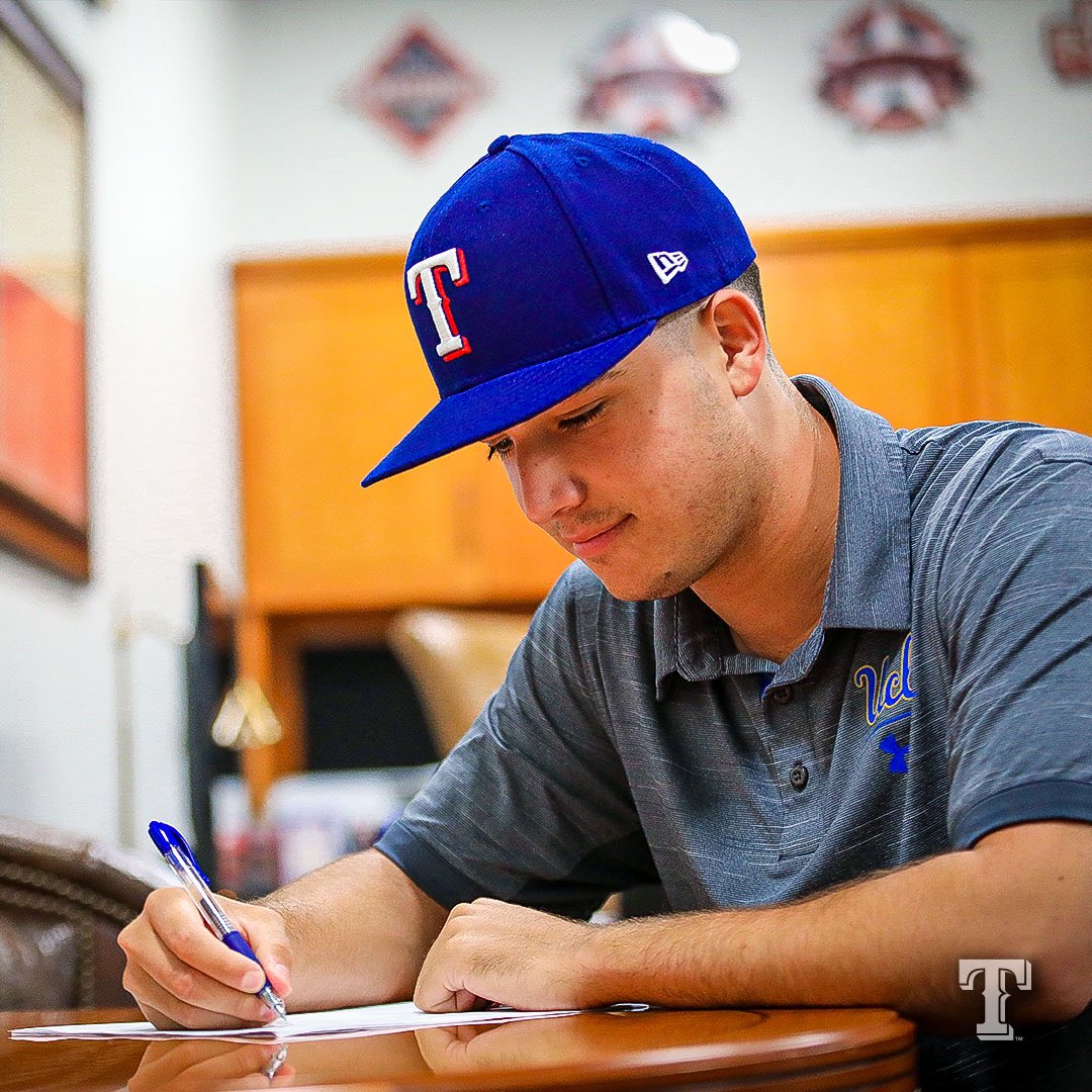 Rangers's tweet photo. Officially official. 🖋

Welcome, @ryan_garcia__! #TogetherWe https://t.co/CLXOCRTM7s