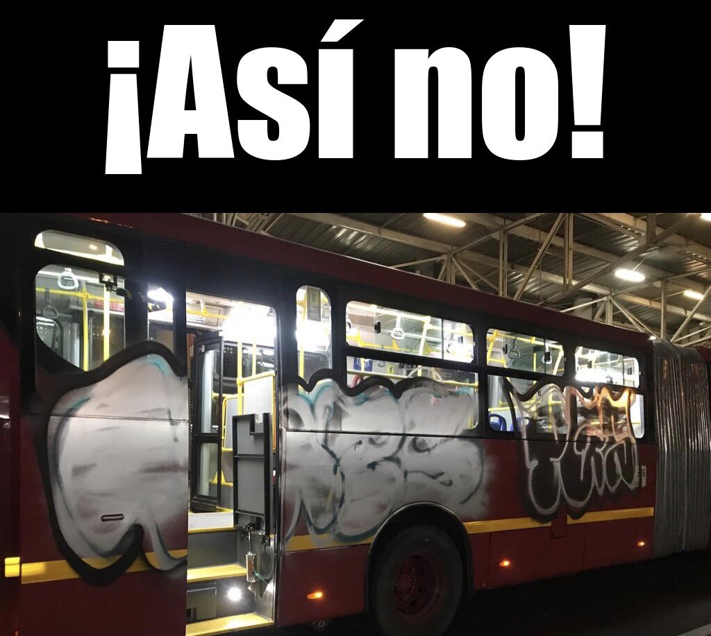 TransMilenio's tweet photo. ¡Así no 😡! 

A pocos días de entrar en operación, dos de los buses nuevos ya fueron vandalizados. https://t.co/TIpVtyuZ0d
