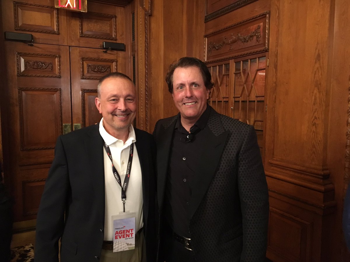 jeffbur20632400's tweet image. Ed’s golfing tomorrow with J Thomas!  But tonight with one of his heroes