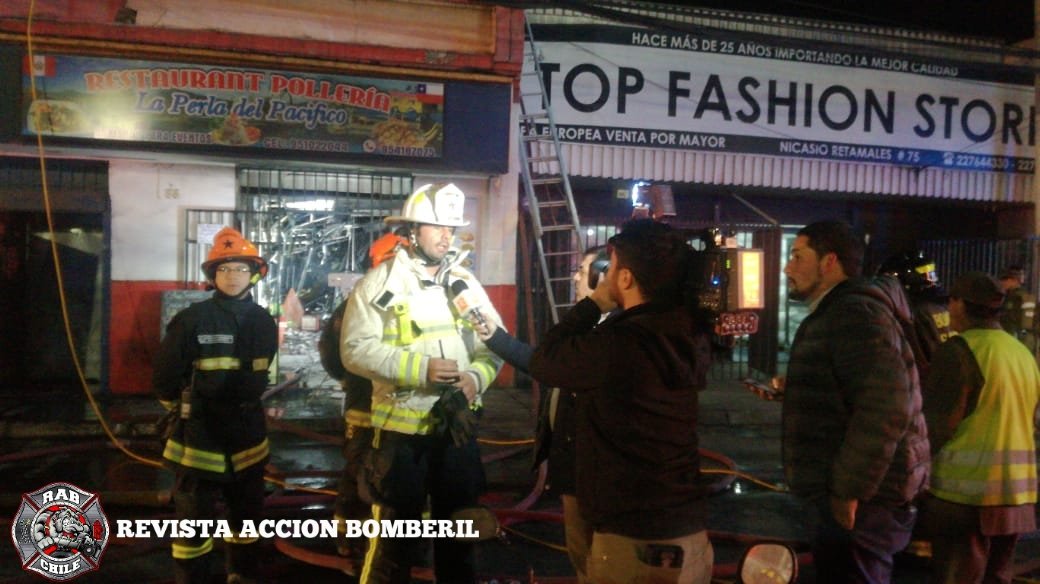 RABCHILE's tweet photo. 🚨BOMBEROS SANTIAGO🚨
Ahora #RAB4 se encuentra en Segunda Alarma de Incendio Estructural en Nicasio Retamales y Obispo Javier Vásquez. @CentralCBS
#RAB
#REVISTAACCIONBOMBERIL
#BOMBEROSDECHILE https://t.co/gpFaOAxKlu