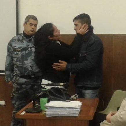 MarioJuliano's tweet photo. Hoy me tocó presenciar un hecho inusual. Juicio por homicidio. La madre de la víctima pide acercarse al imputado y le dice que lo perdonaba y que le deseaba lo mejor en la vida. Tomó su cara en sus manos, lo besó y después se abrazaron y lloraron juntos (igual que los demás) https://t.co/WzGlkyhBGU