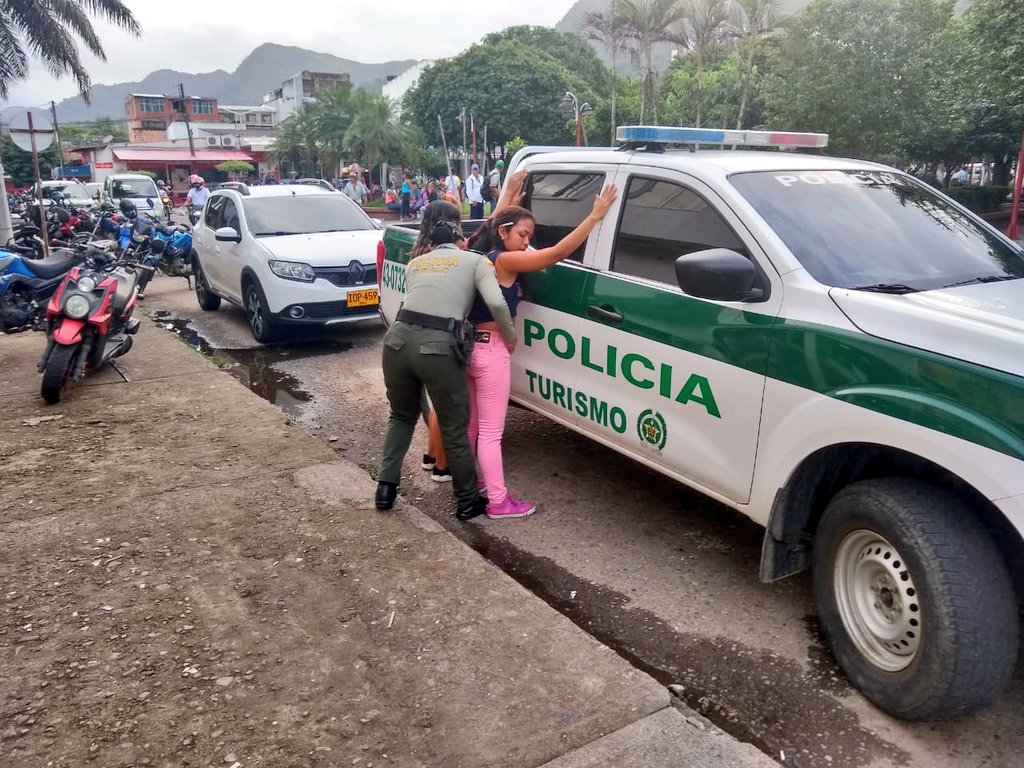 PoliciaCasanare's tweet photo. Nuestros integrantes de #ProtecciónTurismo desarrollan actividades de prevención, registro a personas y solicitud de antecedentes en la vía que conduce al mirador de la Virgen de #Manare con el fin de garantizar #Seguridad #MásCercaDelCiudadano https://t.co/suiQtF8V6L