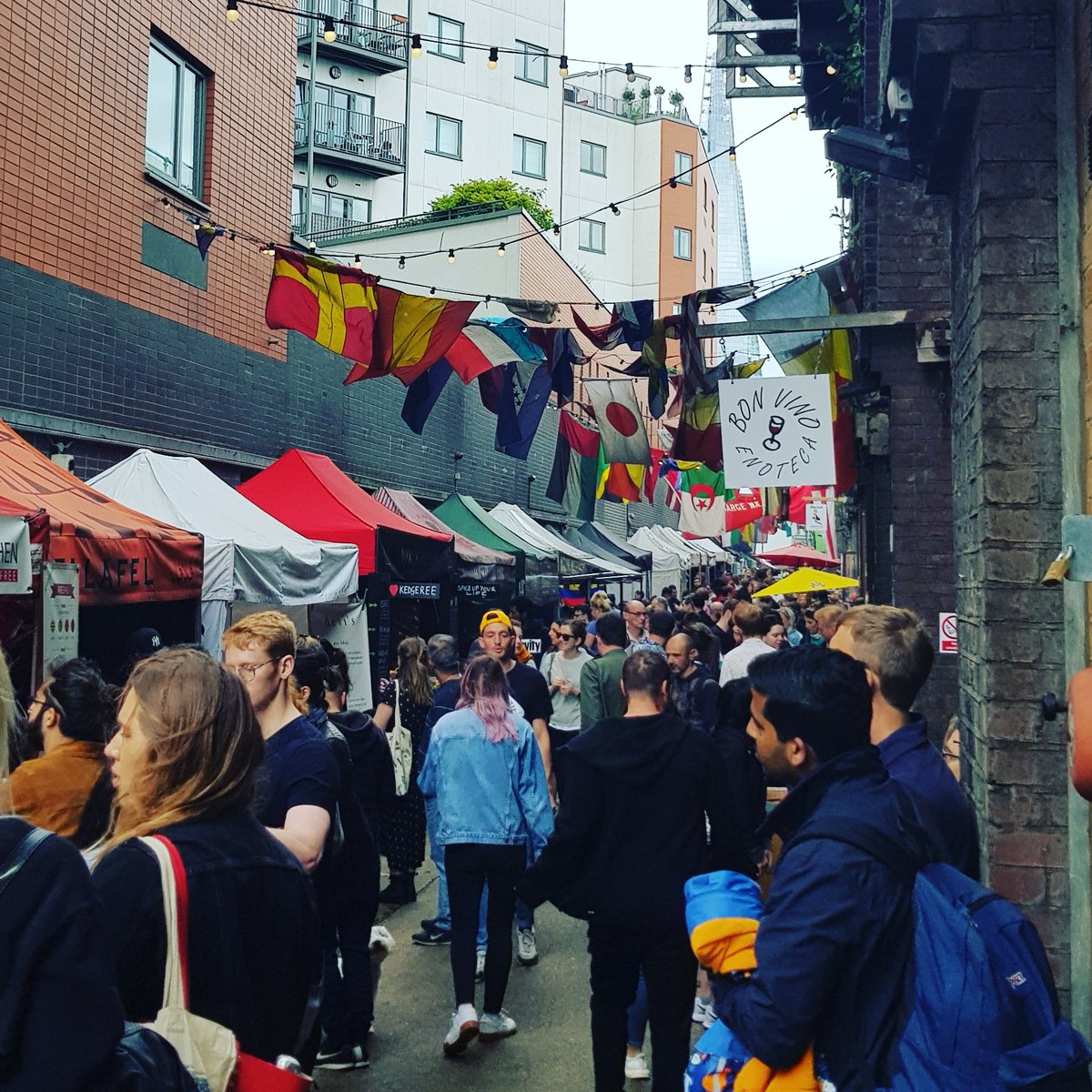 #maltbystreet market: the hidden gem of #london. 

A bustling bazaar of great street food, craft beer and baked goodie.

Must visit destination for locals and tourists alike.

#TheLondonGuide

#Markets #streetfood #foodie #travel #tourism #travelgram #craftbeer #VisitGreatBritain
