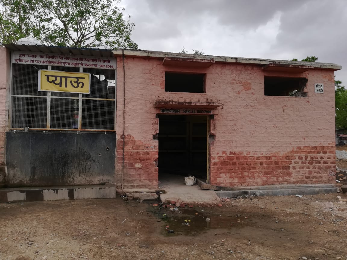 SoniShrikishan's tweet photo. @PiyushGoyal 
@DRMJodhpurNWR 
@narendramodi 
@hanumanbeniwal 
@mlaruparam 
@DRMjaipurयात्रियो की नही बुझेगी प्यास भामाशाह होंगे निराश गच्छीपुरा रे.स्टे पर भामाशाह द्वारा निर्मित प्याऊ को तोड़ने का रेल्वे का आया फरमान जबकि प्याऊ को बचाया जा सकता है कृपया संज्ञान ले https://t.co/UacqgPdRZy