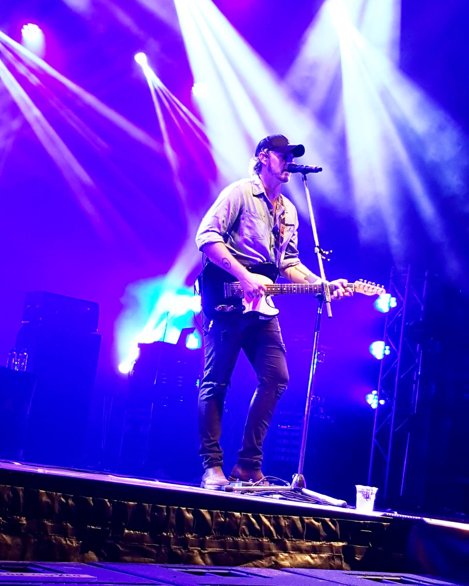 lilielalonde's tweet photo. Happiness or when you see your favorite band on stage ! @jamesbarkerband @FestCountryLotb
#fridaynight #countrymusic #quebeccountryfans https://t.co/P8ER0l1fM9