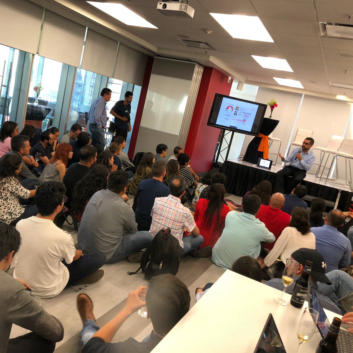 hillel's tweet image. #oracledesign Open House happening right now at Oracle’s design studio in Guadalajara with special guest speaker and design luminary Victor Gonzalez. #design #oracle #ux #thisismexico🇲🇽