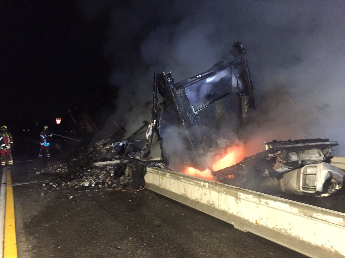 Einsatz LKW-Brand B209 zwischen Anschlussstelle Lüneburg-Nord und Adendorf. B209 bis auf Weiteres voll gesperrt. Die Feuerwehr ist im Einsatz. Bitte den Bereich weiträumig umfahren!
Der Fahrer des LKW ist wohl auf.