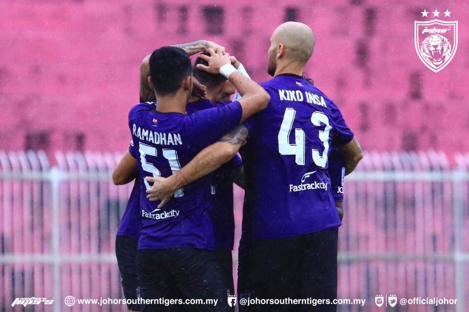 RuizElevenXI's tweet photo. R&amp;G EN #MALAYSIA🇲🇾

#MalaysiaPremierLeague🏆

•Reparto de puntos 1-1 para el #JohorII🇲🇾 de #DavidAgustí🇪🇸 y #43KikoInsa🇪🇸🇲🇾 ‘90⏱ ante @kelantanrw🇲🇾 un partido marcado por la lluvia 🌧 y el estado de el terreno de juego.Siguen líderes provisionales.

⚽️🇪🇸🇪🇸🇲🇾👍🏽 https://t.co/DuOQOjv4yY