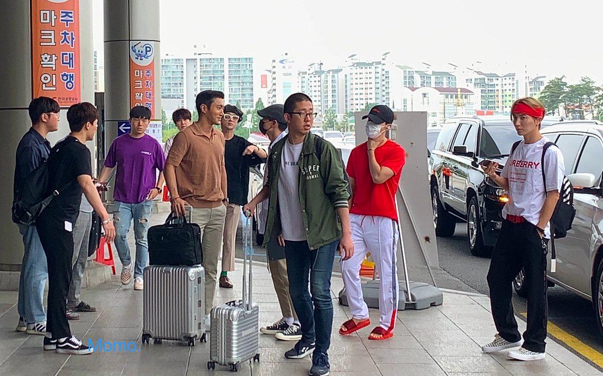 WeLoveChoiSiwon's tweet photo. 190619 - Siwon, Super Junior at Gimpo Airport departing for Japan. #Siwon #최시원 [momo_wook, purehyuk, chukihyukhae415] https://t.co/za52htbRap