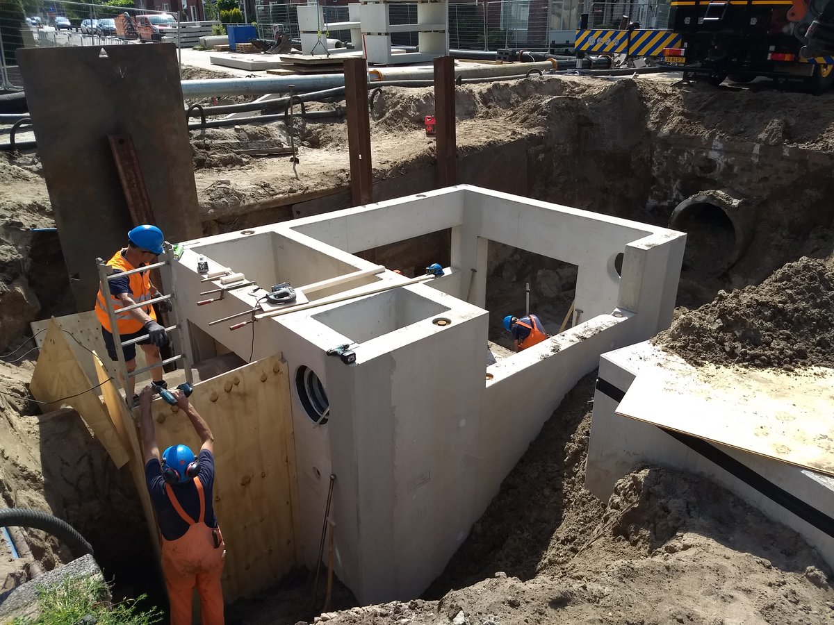 Gisteren een enerverende dag op het project Stadsbeek fase 2 te Enschede, een put met een gewicht van 30 ton is vlot en vakkundig geplaatst.