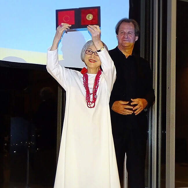 Komof Kamakuraリネン服専門ブランド 北鎌倉からお届け 魔女の宅急便が親子で大好きで その作者の角野栄子さんがインスタを始められました 素敵なファッション憧れちゃいます T Co Utcckhvbks こちらのワンピースは Komofがお作りさせて