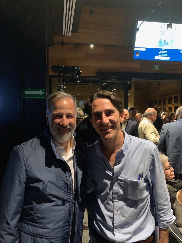 JoseAMeadeK's tweet photo. Con @JuanaCuevasR y @gerardogaya en la subasta en favor de @iluminemosazul. 
Un México más incluyente nos motiva y obliga a todos.  Falta mucho, pero la generosidad y compromiso hace diferencia. https://t.co/25DBG3DLQe