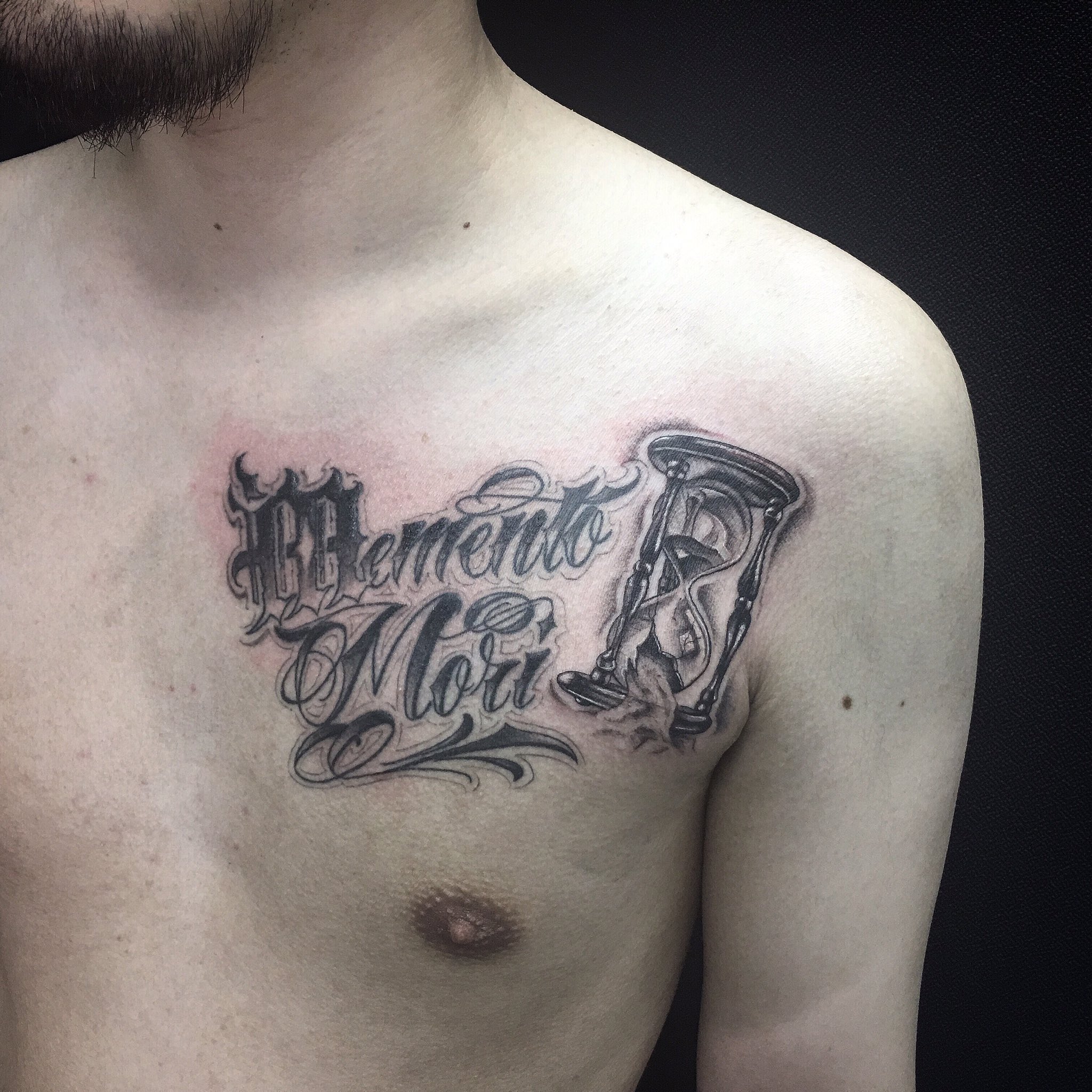 新宿タトゥー Fox Gate Tattoo 胸 文字と砂時計のタトゥー 6月19日 本日も営業中 和彫りからワンポイント トライバル B Gまでオールジャンル対応のタトゥースタジオ 東京新宿fox Gate Tattoo 新宿駅徒歩7分 個室ブース完備 その他の 新宿タトゥー Fox Gate Tattoo 胸 文字と砂時計のタトゥー 6月19日 本日も営業中 和彫りからワンポイント トライバル B Gまでオールジャンル対応のタトゥースタジオ 東京新宿fox Gate Tattoo 新宿駅徒歩7分 個室ブース完備 その他の