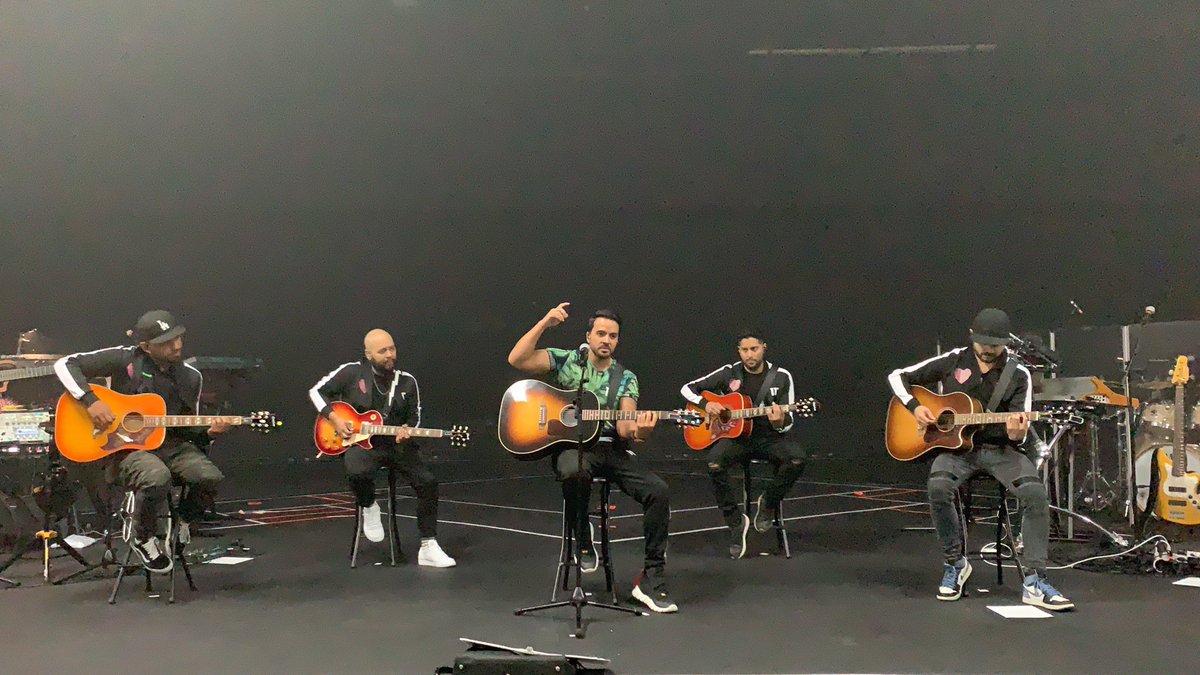 LuisFonsi's tweet photo. Practicando el acústico para #VIDAWorldTour Que quieren escuchar? Ustedes piden, nosotros tocamos 🤟🏽 https://t.co/0Keaf9MIXI