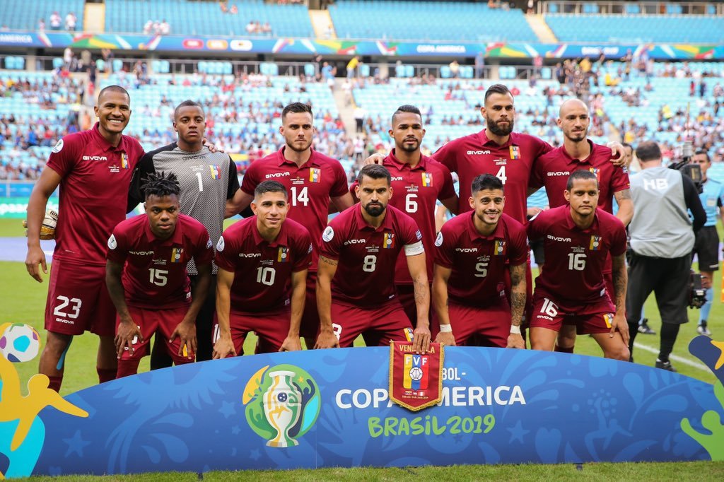 Isa_Ale_'s tweet photo. @SeleVinotinto Dios Los Bendiga 🙏😍 Y Que Siempre Este Con Ustedes 🙏🙏  La #CopaAmerica Será Nuestra 🙏 #Vinotinto https://t.co/tdAGCAuZ7v