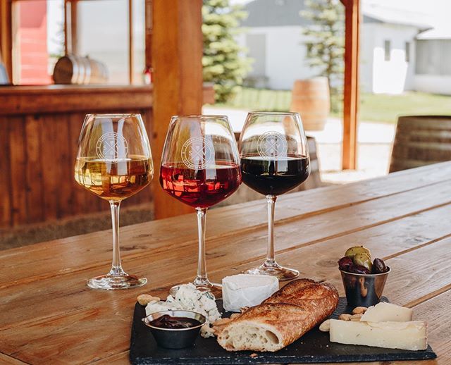 SchramVineyards's tweet photo. Yum! @redbenchbakery baguette &amp; jam, @redheadcreamery cheeses, olives, and nuts! Pair that with a glass of Schram wine and you can't go wrong! ⠀

*⠀
*⠀
*⠀
*⠀
*⠀
#winenot #winepairing #wineandfood #wine #winefoodpairing #cheeseboard #winefood #… https://t.co/FoUsKwfB1j https://t.co/znAnqwi46k