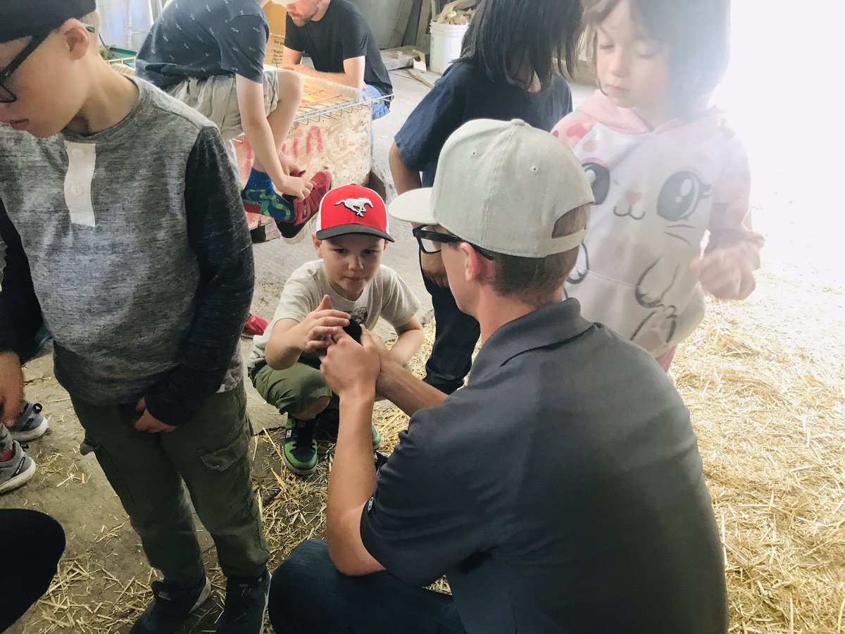 Oh my! The animals were such a hit with the students! We learned that cows don't lay eggs and they are NOT the same as horses 😝😉 We also got to pat a baby chick, Shaun the Sheep &amp; Leo thé horse! #EHSOurstory