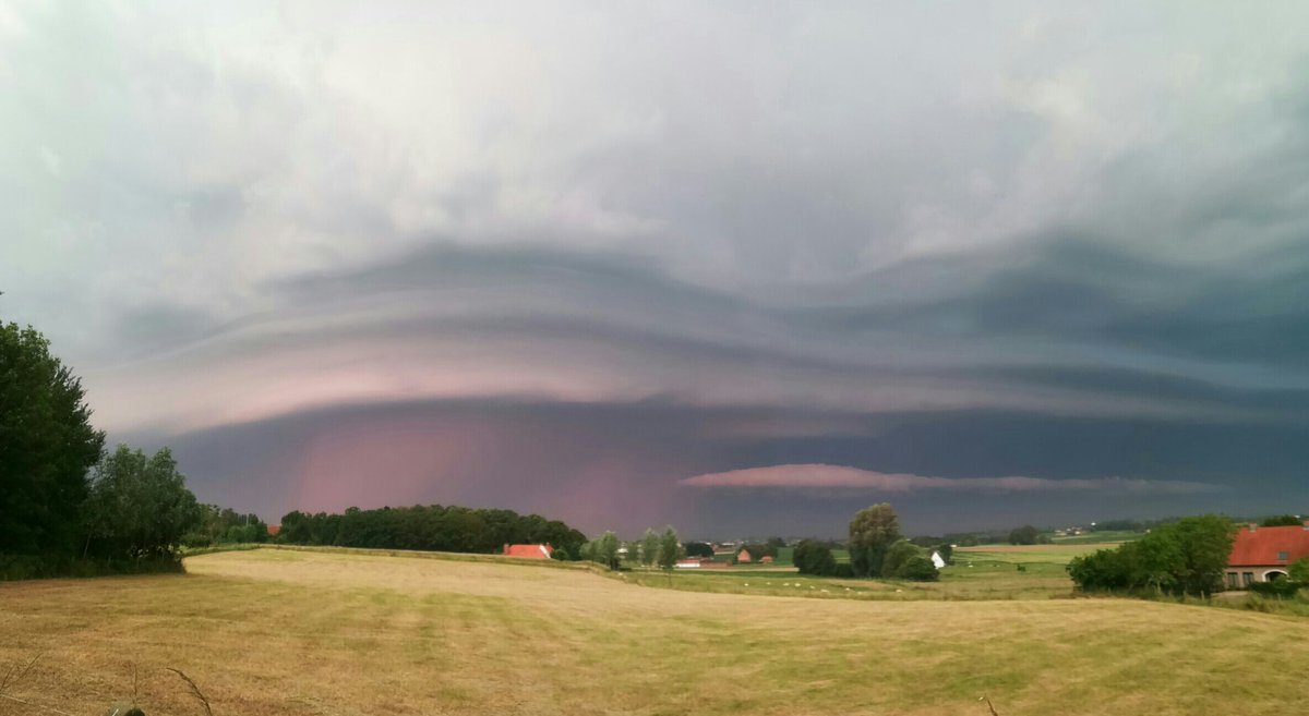 klaaswillemb's tweet photo. Dit #onweerscomplex (west #belgië ) is alles behalve aan het uitsterven. Foto van Jeroen, Zwevegem via #weerwoord #onweer #severeweather #codegeel #orage #unwetter https://t.co/m5c0zaFVFY