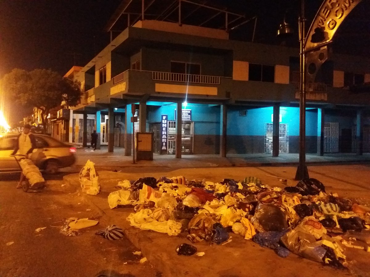 593Plaza's tweet photo. Atención | Avenida Gómez Rondón desde el puente "Patria" hasta la calle 20 se evidencia la falta de compromiso de moradores al no sacar la basura en los horarios establecidos. 
@alcaldiagye https://t.co/9u6iY5UoD3