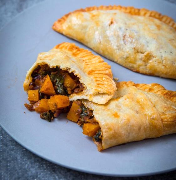 Midweek #Meatless food inspo for you! Whip up some vegetarian cornish pasties using our Meatless mince mix & any vegetables you have on hand (think seasonal- pumpkin, kumara & greens!) Perfect for a warm lunch- or even the lunchbox! 😋
#Vegetarian #Vegan #HeavensentGourmet