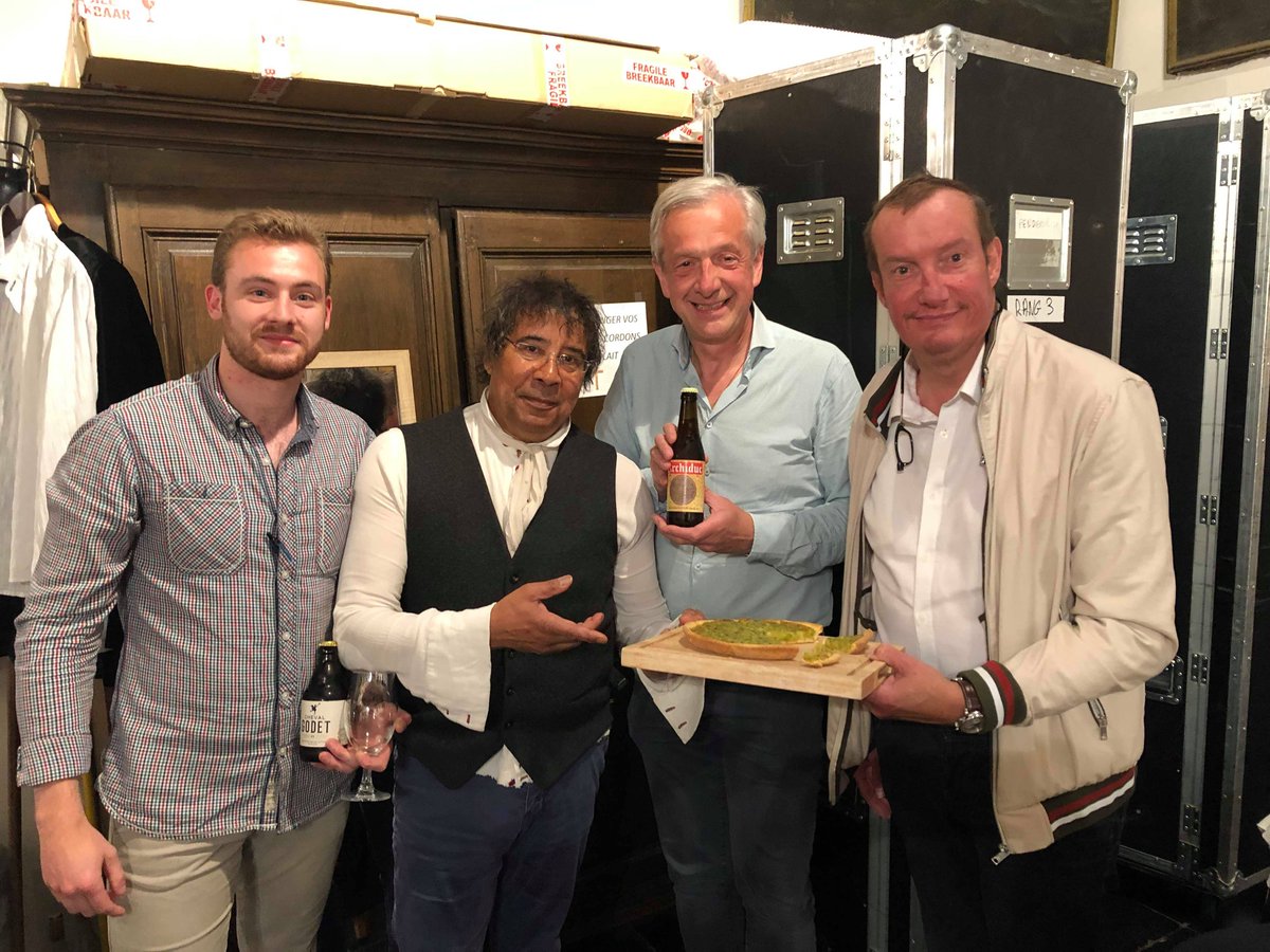 PierreHUART's tweet image. A l'occasion de son 2ème concert en la Collégiale Sainte-Gertrude de  @VilledeNIVELLES, Laurent Voulzy a découvert et apprécié notre spécialité présentée par @CDALNE 
 Grand Bailly de la "Confrérîye dèl târte al ajote"