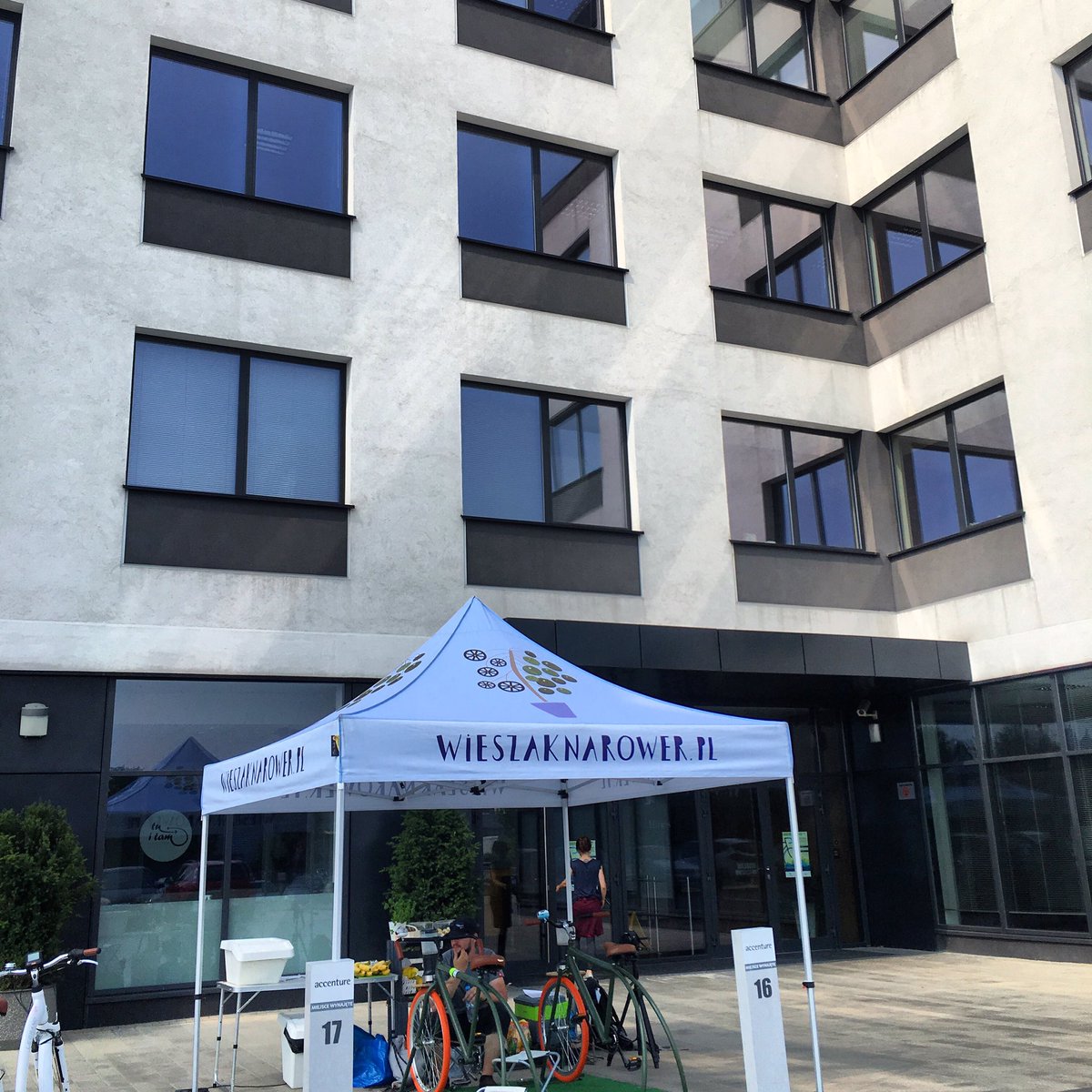 Bike2Box's tweet photo. .#BikeDay w Biurowcu Nord Point 🚲☀️🚲☀️🚲☀️ Nawet taki upał nie powstrzymuje nas od serwisowania rowerów i kręcenia soków 😉
#roweremdopracy #bike2box https://t.co/h6IprS3wa0