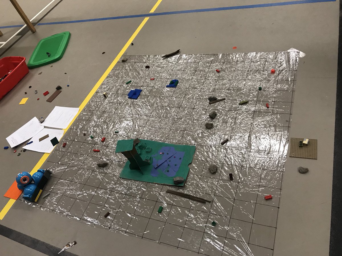 techitan's tweet image. Central School is hopping with coders today. They have a Dash eco challenge, an m-bot obstacle race, Blue-bot mazes and LEGO WeDo make it move exploration all happening. @ShellyCorlyon @UC_ITS @UCDSB @jeremychobbs