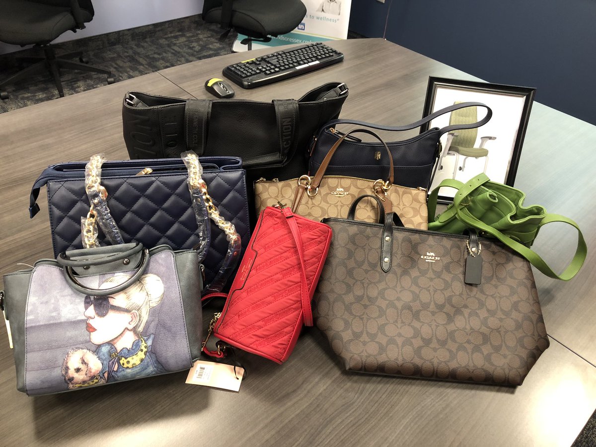 DoGoodDivas's tweet photo. Handbags for Healthcare kick off @CMHAWECB with @WRHFound also! Doing good deeds! https://t.co/VCciJwPXlk
