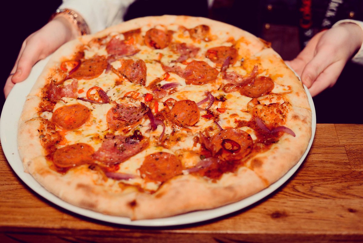 We're helping your #humpday with 👉 2 PIZZAS for just £10 😍😍😍

🍕 2-4-1 ON ALL PIZZAS from 5pm 🍕

#newcastlecity #newcastleupontyne #pizza #pizzas #nefoodies #buyonegetonefree #foodies #pizzatime #pizza🍕