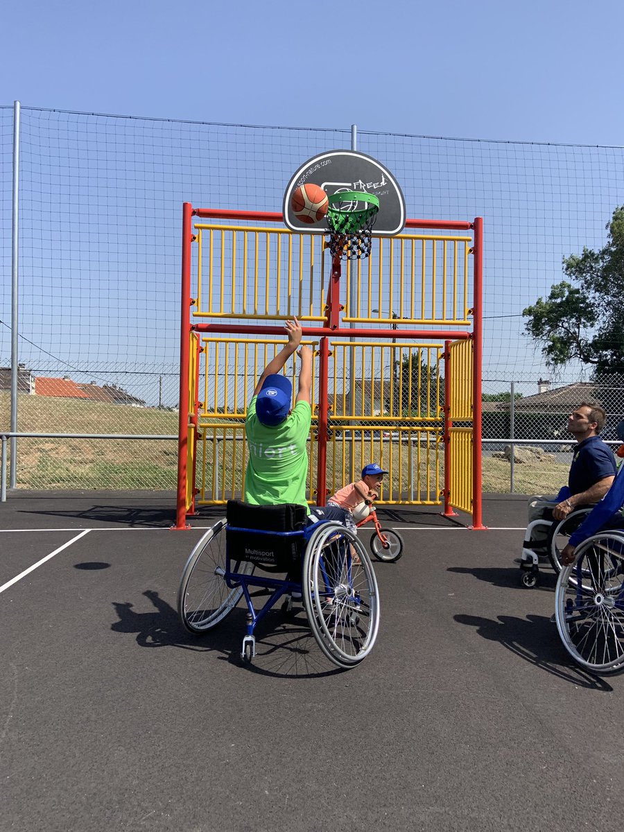 asniort's tweet photo. #asniort était présent pour l’inauguration du terrain multisports à Cholette avec @Mairie_Niort et Mr le maire @JeromeBaloge https://t.co/fI8R5HZnCl