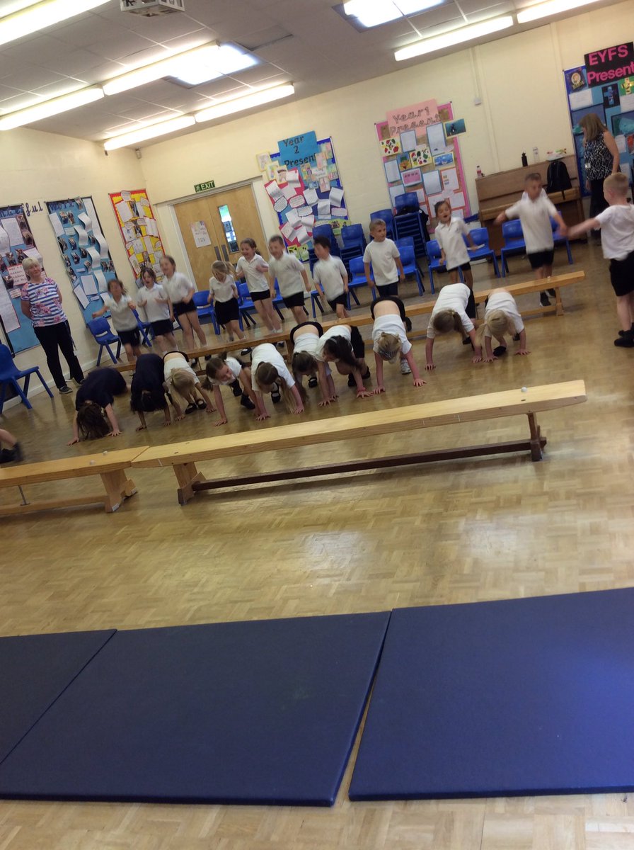 Year 1 starting off their circuit with @ALJ2372 and @sportsfs 😅😅😅 Thank you for a great day at Peel Brow! 👏🏼